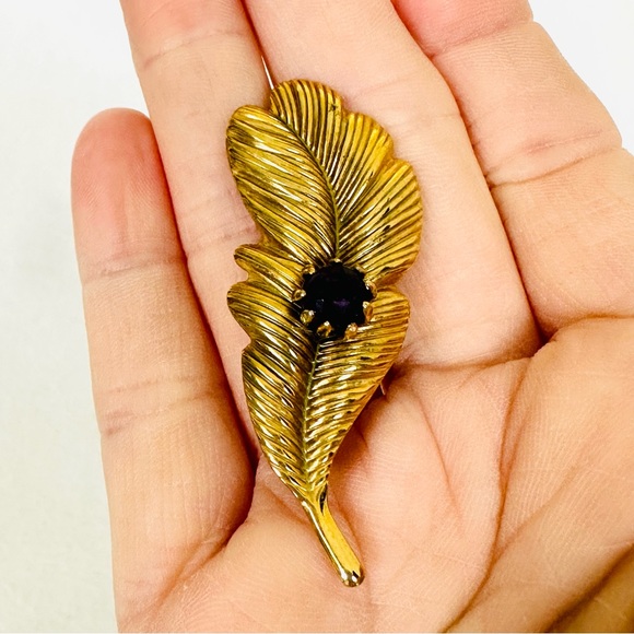 VINTAGE Gold Tone Textured Feather Brooch Pin with Faceted Amethyst Stone - Picture 4 of 10